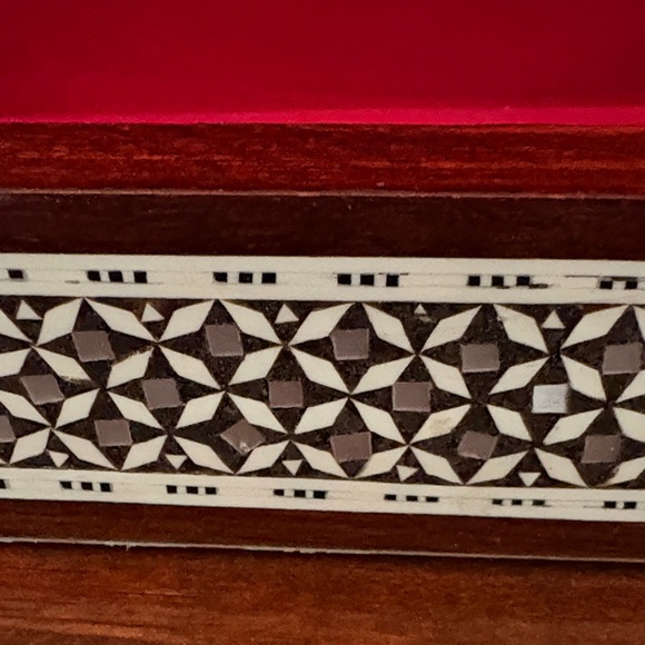 Intricate Shell Inlay Box - Picture 4 of 6